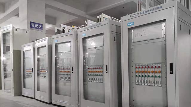 江苏PLC控制柜厂家哪家好? 江苏PLC控制柜厂家有哪些?这是很多人都在问的问题。那么，什么是PLC控制柜呢? PLC是一种可编程逻辑控制器。 PLC可以用来控制工业生产过程中的各种设备。 PLC控制柜就是装有PLC的控制柜。